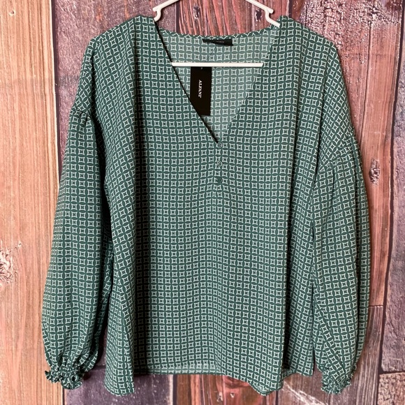 Alfani Tops - Alfani Women's Size medium Diamond-Print V Neck 3/4 Sleeve Green Blouse NWT